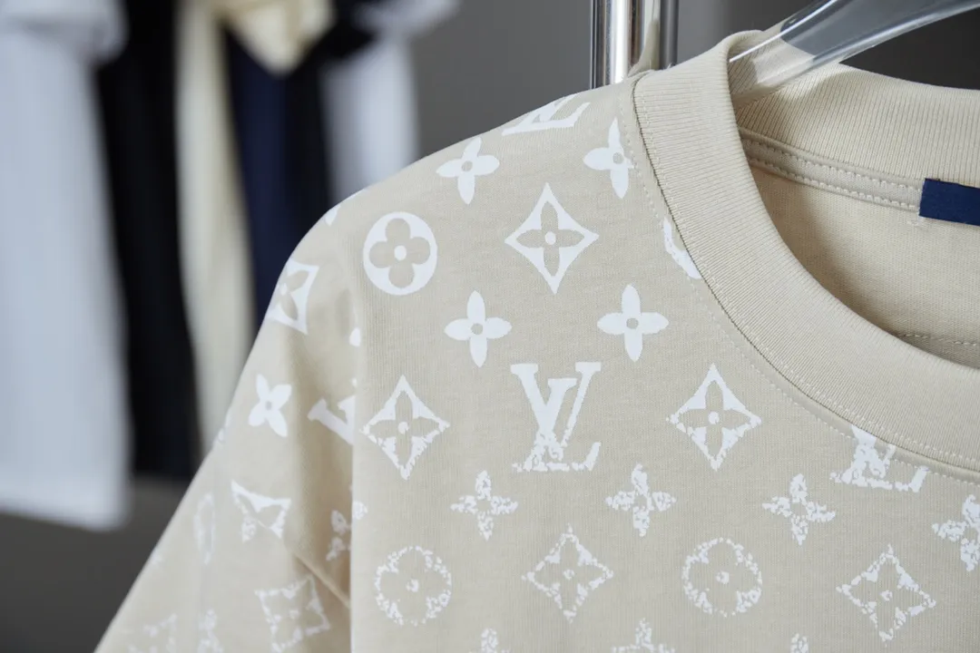 🅿️180 High-quality Lv 2025 early spring new model, MONOGRAM presbyopic gradient short-sleeved T-shirt, using digital printing technology to render pixel light and shadow for the Monogram gradient pattern, and its silk-screen texture and knitting effect complement each other. Synchronized with the official website, pure cotton fabrics at the counter! Comfortable against the skin, durable and easy to wear, meticulous original craftsmanship, custom-made 260g vat-dyed fabric, very comfortable to the touch, latest brick cabinet synchronization, OS off-shoulder version, fashionable and individual, super versatile and good-looking, very suitable for both men and women, must-have style, hang tag, collar label, washed wheat, complete with three labels S M L XL